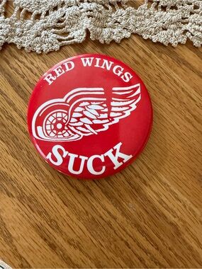 Detroit  'Red Wings Suck' Button Pin